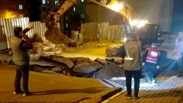 Pendik’te yol çöküntüsü korkuttu! İki bina tahliye edildi