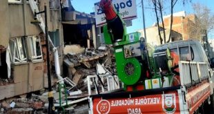 Şehrin sokaklarına kokulu dezenfektan sıkılıyor!