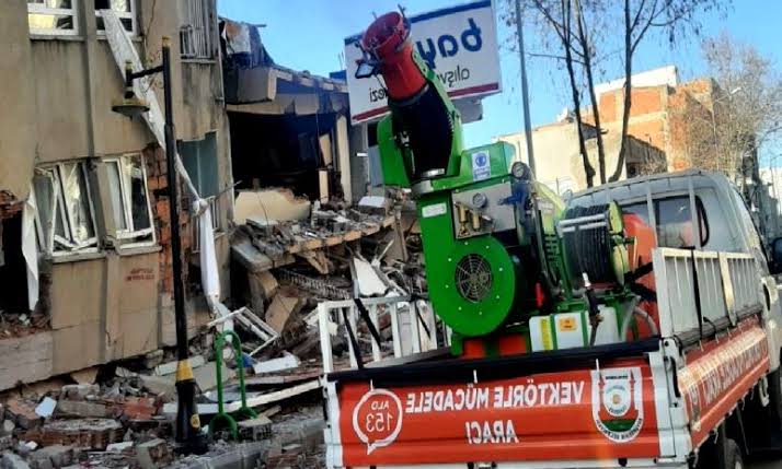 Şehrin sokaklarına kokulu dezenfektan sıkılıyor!