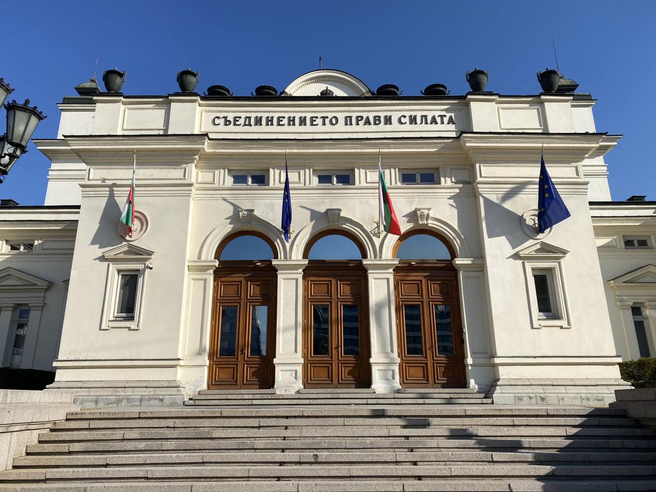 Bulgaristan’da da bayraklar yarıya indi