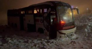 Yolcu otobüsü kontrolden çıkarak şarampole devrildi, çok sayıda yaralı var