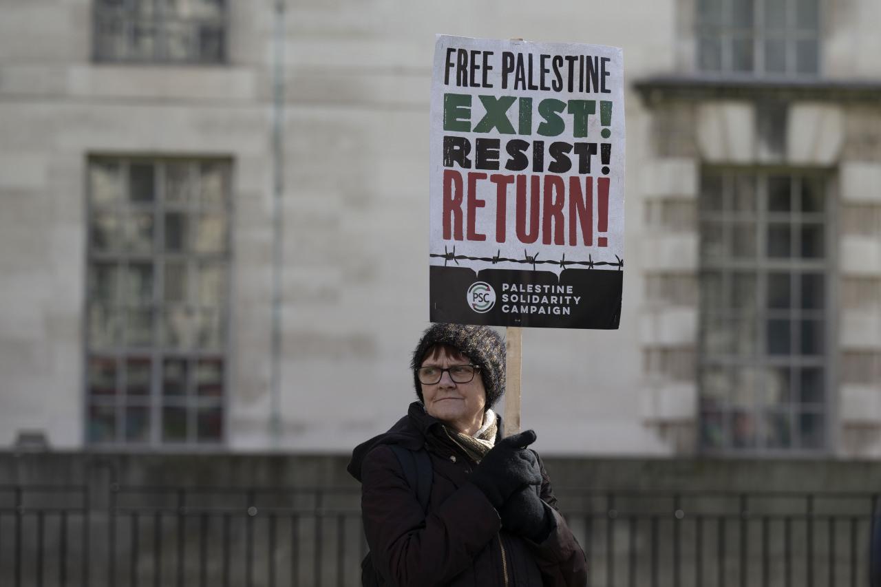 Londra'ya giden Netanyahu protestolarla karşılandı