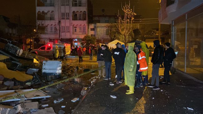 Adıyaman'da korkutan anlar! Ağır hasarlı bina kendiliğinden çöktü