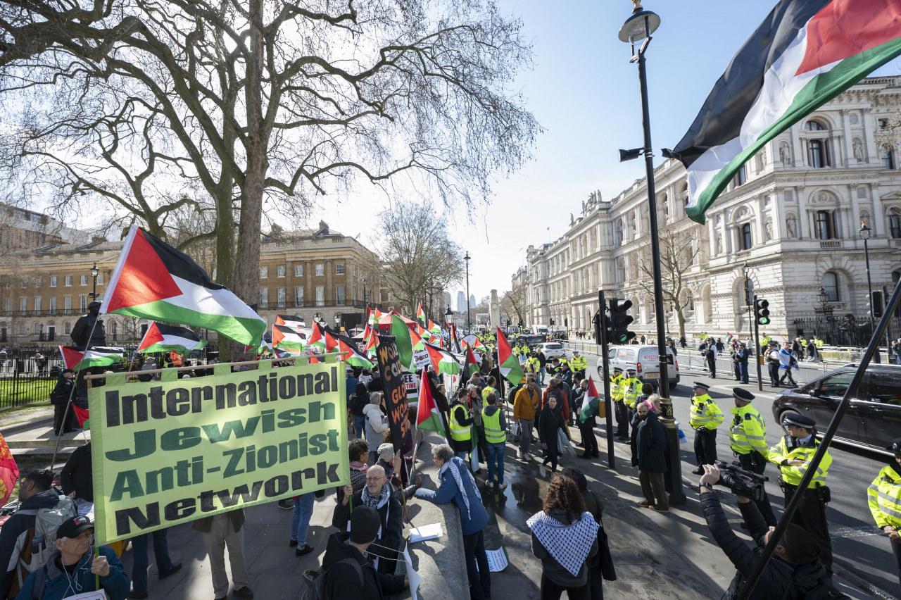 Londra'ya giden Netanyahu protestolarla karşılandı