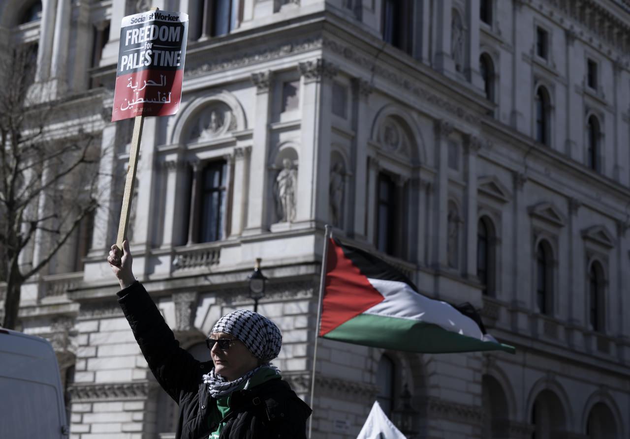 Londra'ya giden Netanyahu protestolarla karşılandı