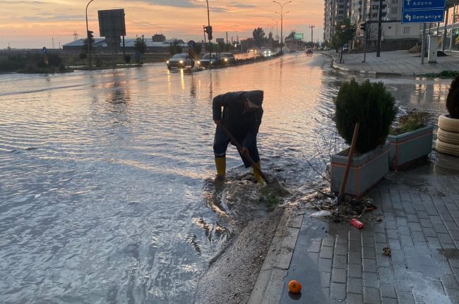 Osmaniye'de sağanak! Ev ve işyerlerini su bastı
