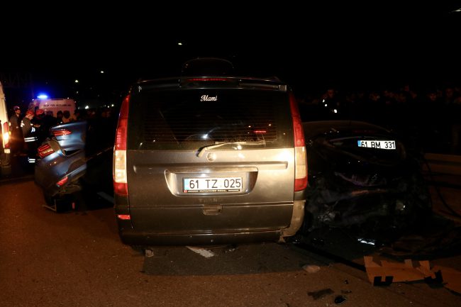 Trabzon'da 5 araç zincirleme kazaya karıştı