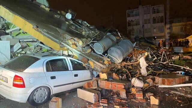 Adıyaman’da korkutan anlar! Ağır hasarlı bina kendiliğinden çöktü