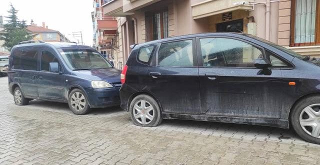 Afyonkarahisar'da araçların lastiklerini kesen şahıs gözaltında!