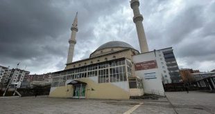 Camiye biber gazı sıkıldı, imam namazı tamamlayamadı!