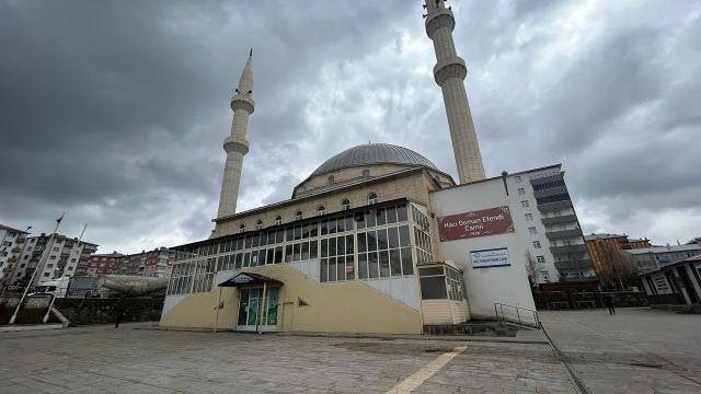 Camiye biber gazı sıkıldı, imam namazı tamamlayamadı!