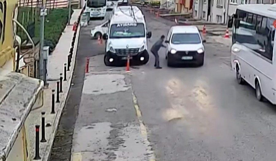Çarptığı araba serçe parmağını kopardı!