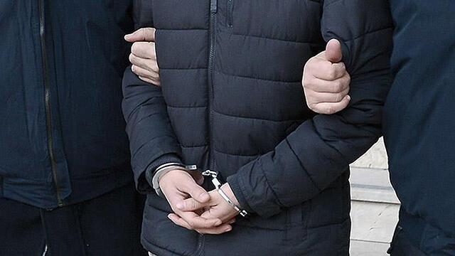 Depremlerde hasar gören marketten hırsızlık yapan şüpheliler gözaltına alındı