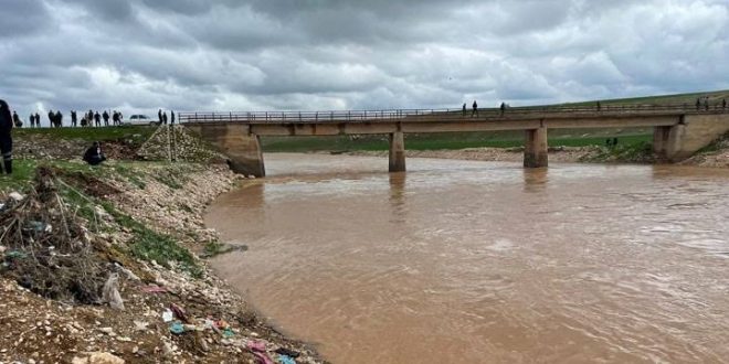 Dereye düşen çocuk suda kayboldu!
