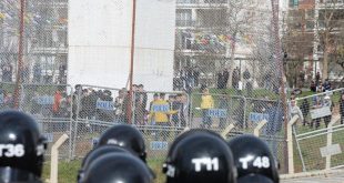 Diyarbakır'da polise taşlı saldırı
