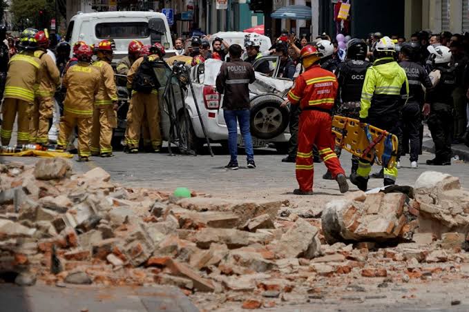 ekvador da meydana gelen depremde su ana kadar 13 kisi hayatini kaybetti 01