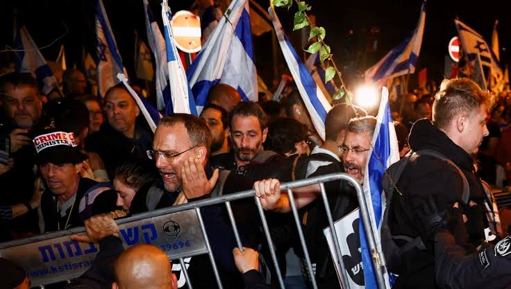 israil de protestocular netanyahu nin esini kuaforde basti 01