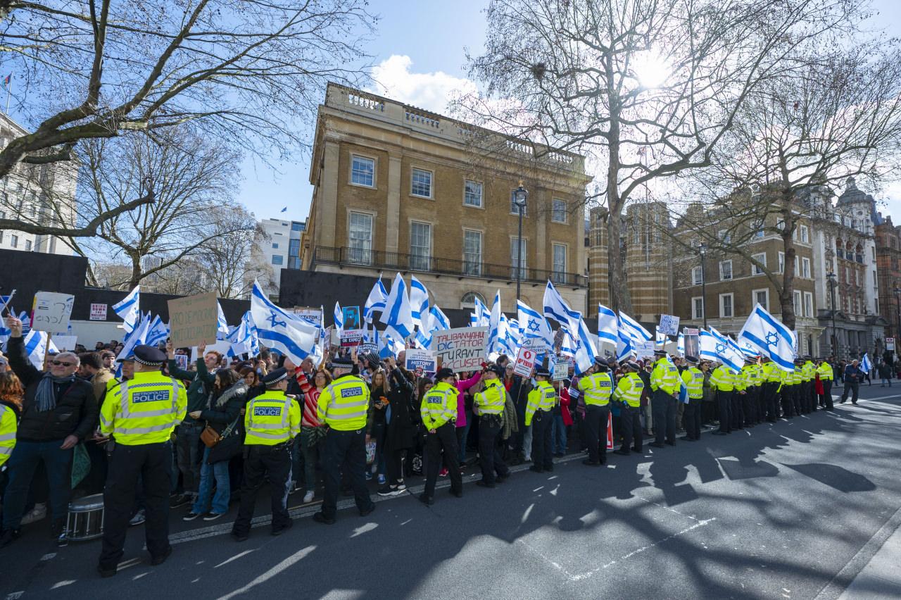 Londra'ya giden Netanyahu protestolarla karşılandı