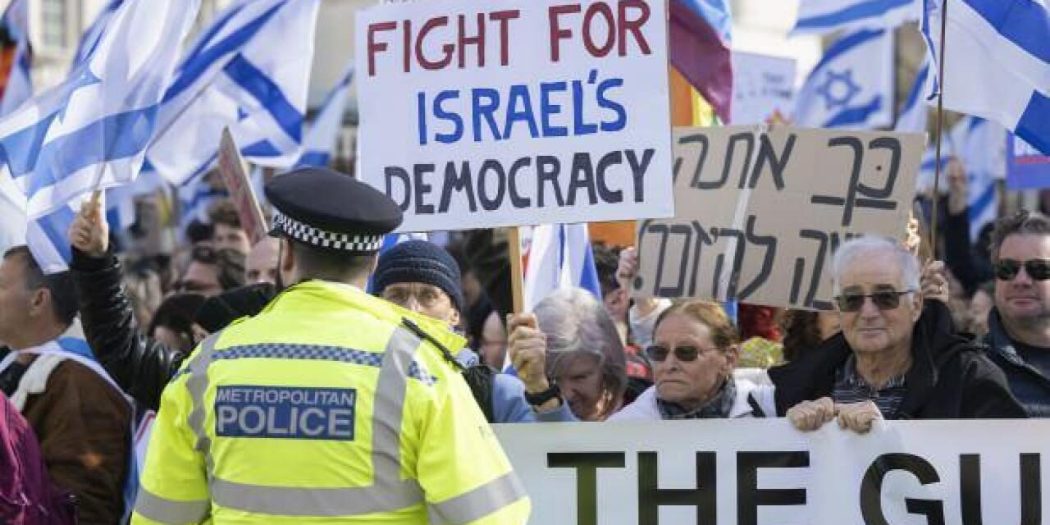 Londra’ya giden Netanyahu protestolarla karşılandı