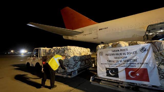 Pakistan’ın insani yardım uçağı Adana’ya indi