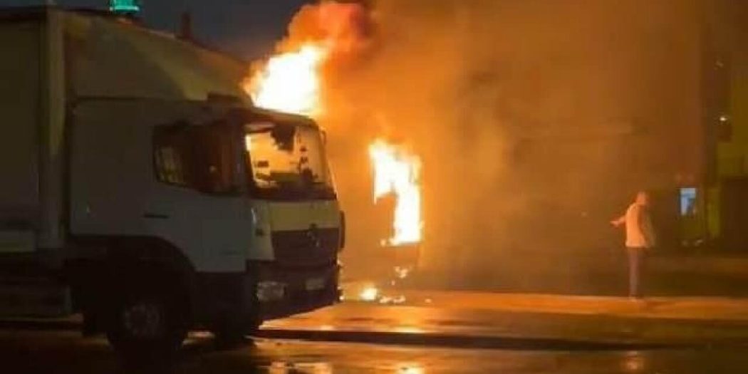 Pendik’te park halindeki kamyon alevlere teslim oldu