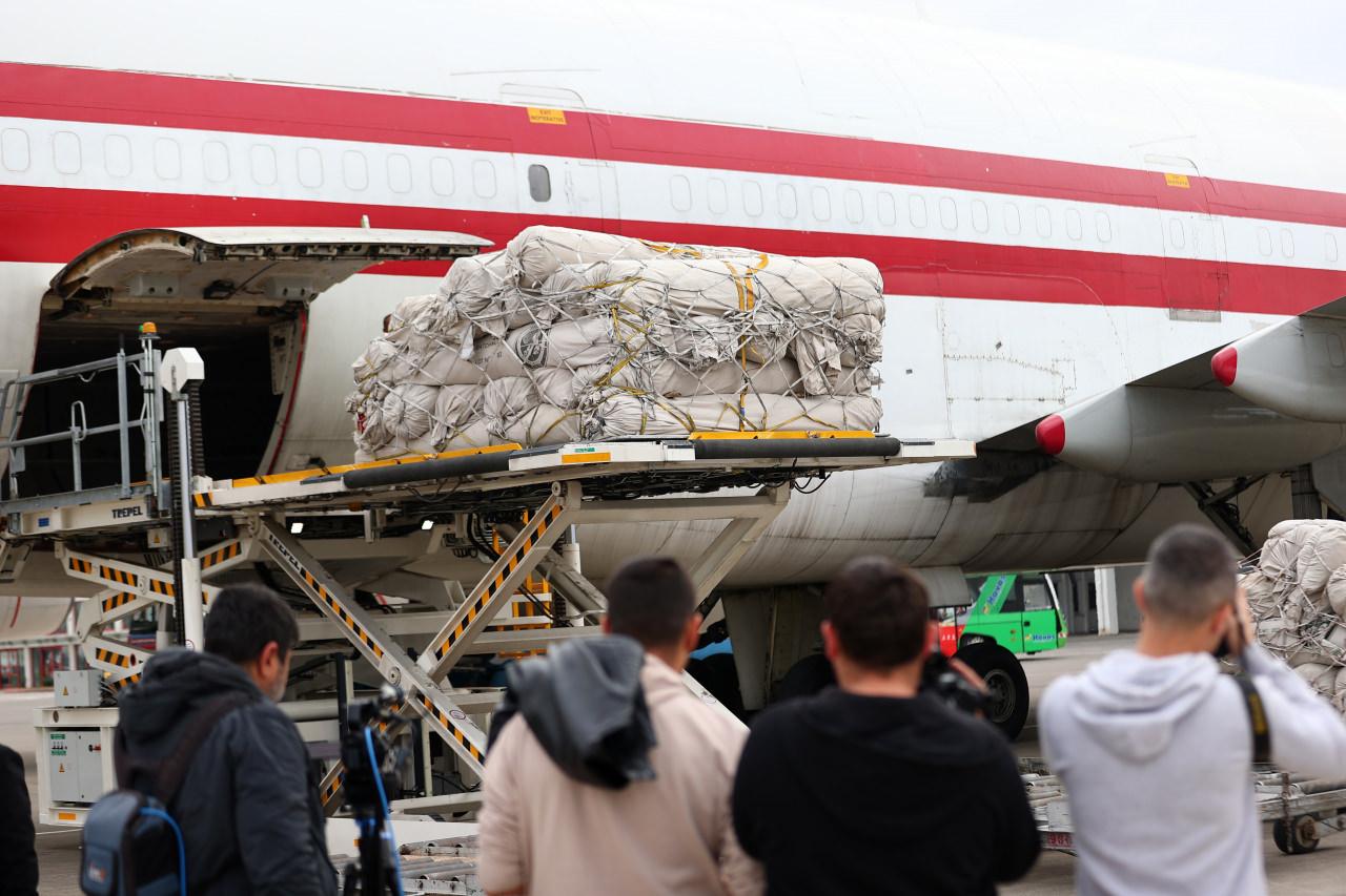 Pakistan'ın çadır yüklü ikinci uçağı Adana'ya indi
