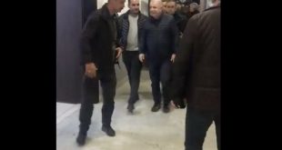 Taraftarların tepkisiyle karşılaşan Ümit Özdağ tuvalete saklandı!