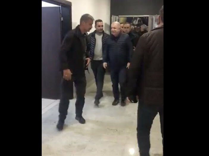 Taraftarların tepkisiyle karşılaşan Ümit Özdağ tuvalete saklandı!