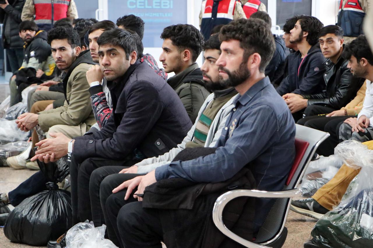 136 kaçak göçmen uçakla Afganistan'a gönderildi