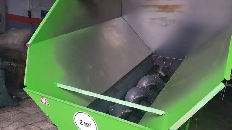 Yem karma makinesine düşen işçi feci şekilde can verdi!
