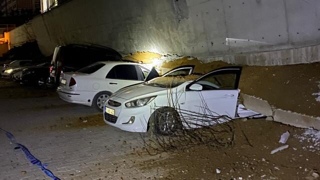 Yozgat’ta istinat duvarı araçların üzerine çöktü