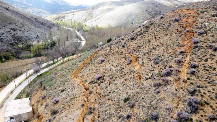 6 şubat depreminde oluşan yarıklar arazilere zarar verdi
