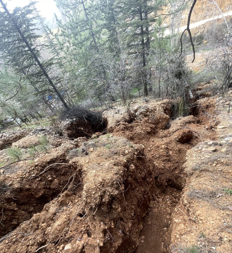 6 şubat depreminde oluşan yarıklar arazilere zarar verdi