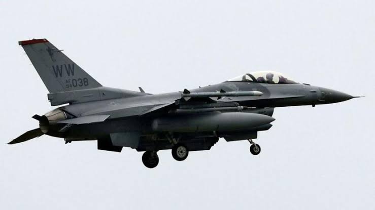 ABD’ye ait iki F-16 savaş uçağı Japonya’da acil iniş yaptı