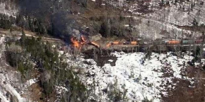 ABD'de tehlikeli madde yüklü tren raydan çıktı