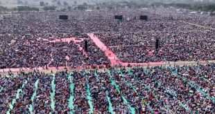 Açık havada düzenlenen etkinlikte aşırı sıcaktan en az 13 kişi öldü