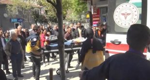 Binadan düşen beton parçası yoldan geçen kadını ağır yaraladı!