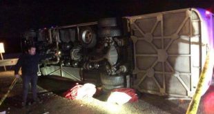 Deprem bölgesinden dönen belediye otobüsü devrildi: Ölü ve yaralılar var!