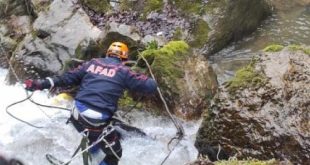 Dereye düşen kızını kurtarmak isterken ikisi de boğuldu