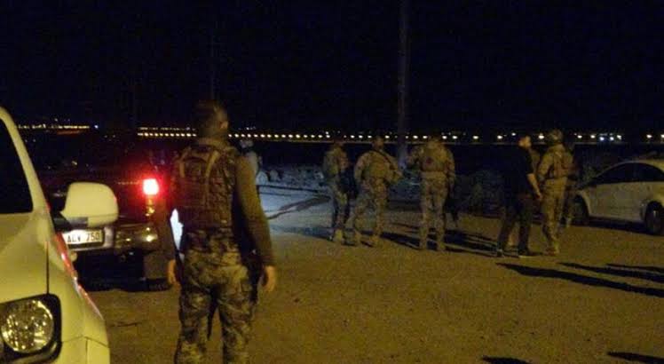 Diyarbakır’da polis aracına ateş açıldı