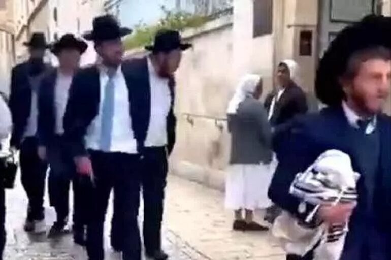 Fanatik Yahudiler kilise önündeki rahibelere tükürdü!