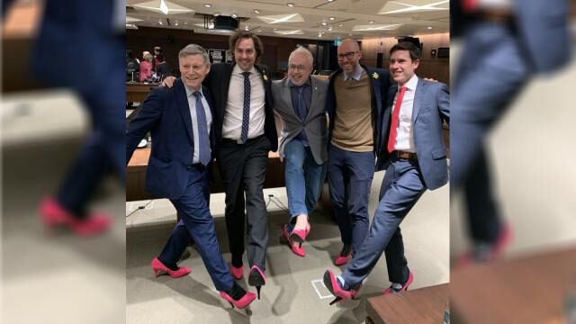 Kanada’da mecliste ‘pembe topuklu’ protesto