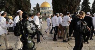 Fanatik Yahudiler toplanıp Mescid-i Aksa'ya baskın yaptı