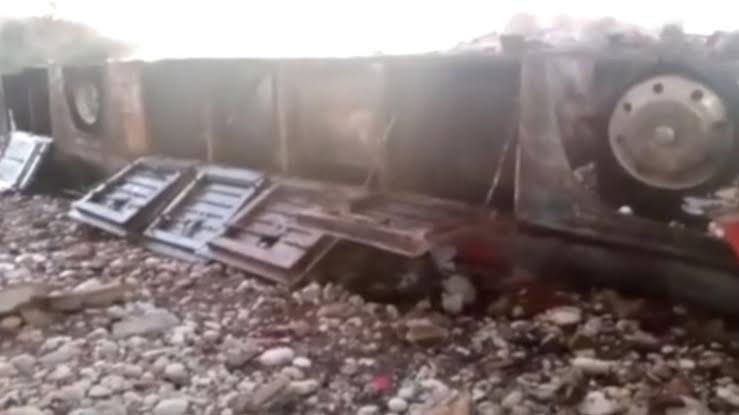 Pakistan’da feci kaza! İki otobüs kafa kafaya çarpıştı