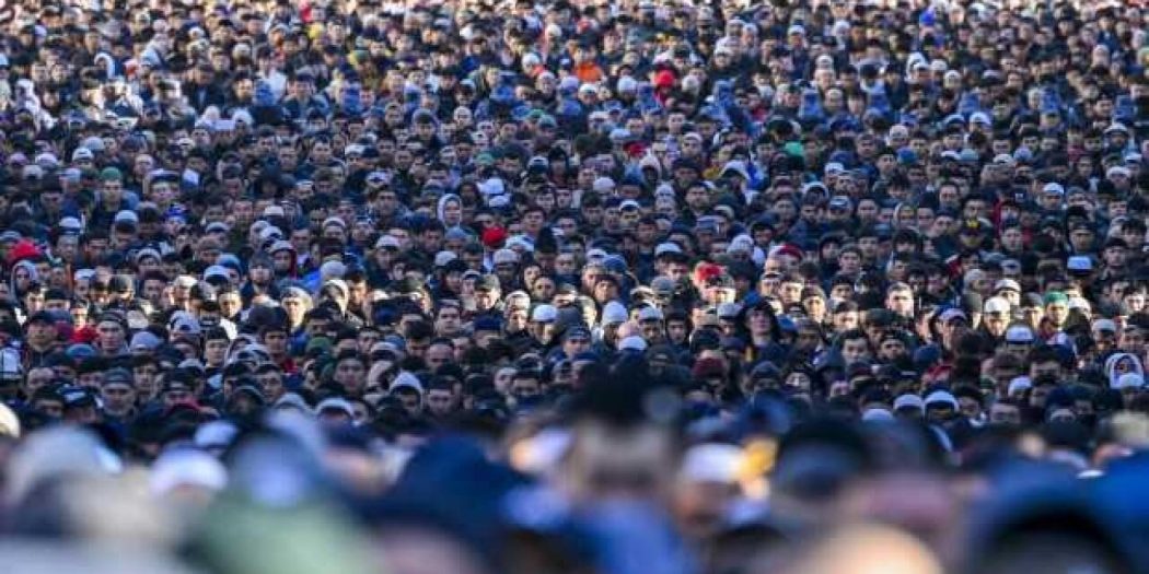 Rusya’da camiler yetmedi; binlerce Müslüman sokaklara taştı