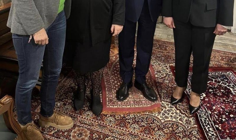 Seccadeye ayakkabılarıyla bastığı için tepki toplayan Kılıçdaroğlu, seccadeyi görmediğini savundu!
