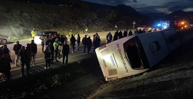 Sinop’ta yolcu otobüsü su kanalına devrildi