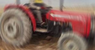 Traktörle tarla sürerken kazara eşini ezdi