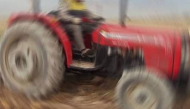 Traktörle tarla sürerken kazara eşini ezdi