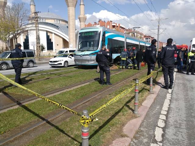 Tramvay anne ve çocuğuna çarptı! Anne kurtarılamadı